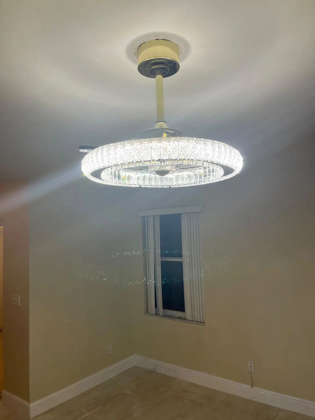Light-and-fan fixture in a dining room
